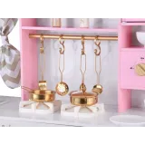 Zestaw akcesoriów: rondel, patelnia, filiżanki i talerzyki przy kuchni