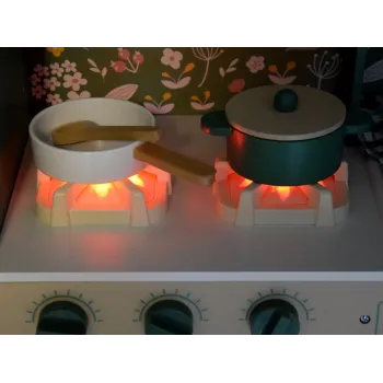 półka na przyprawy i drążek z wieszakami na akcesoria