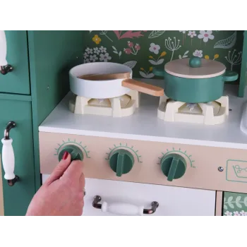 widok całości dużej drewnianej kuchni vintage z akcesoriami