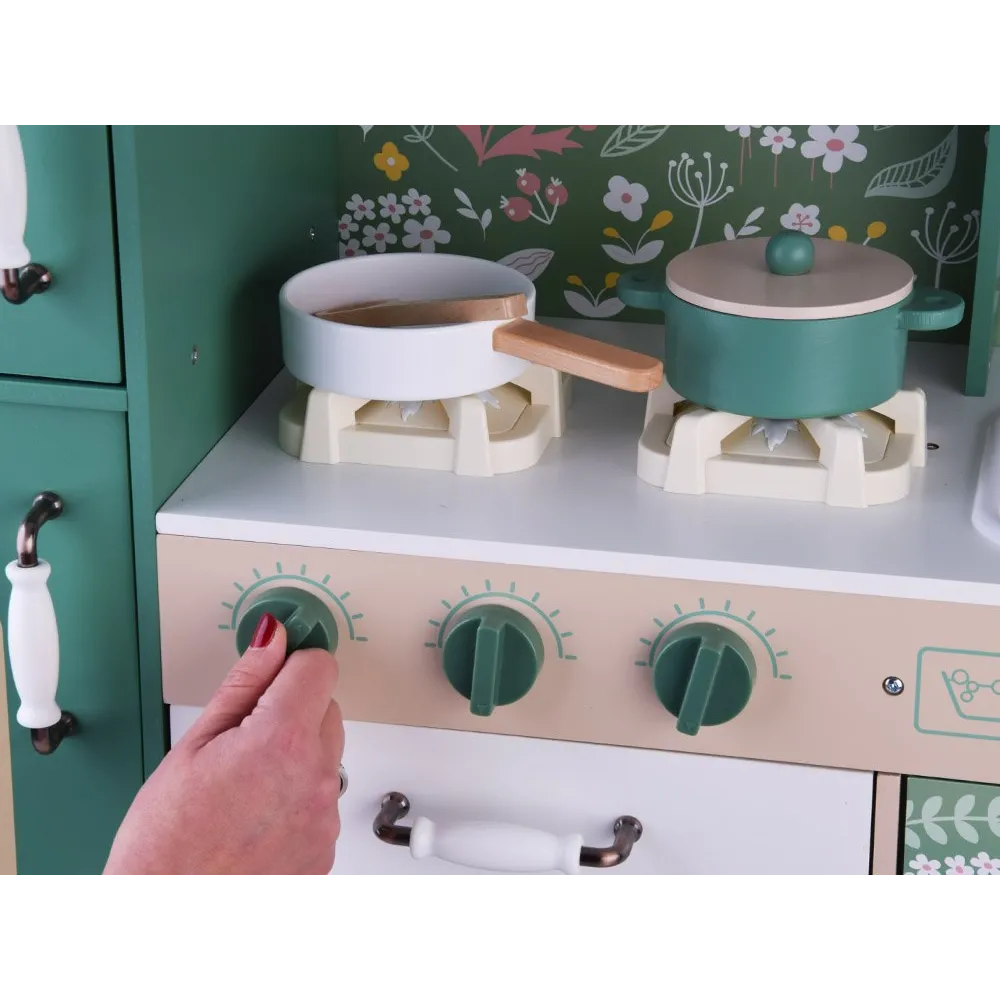 widok całości dużej drewnianej kuchni vintage z akcesoriami