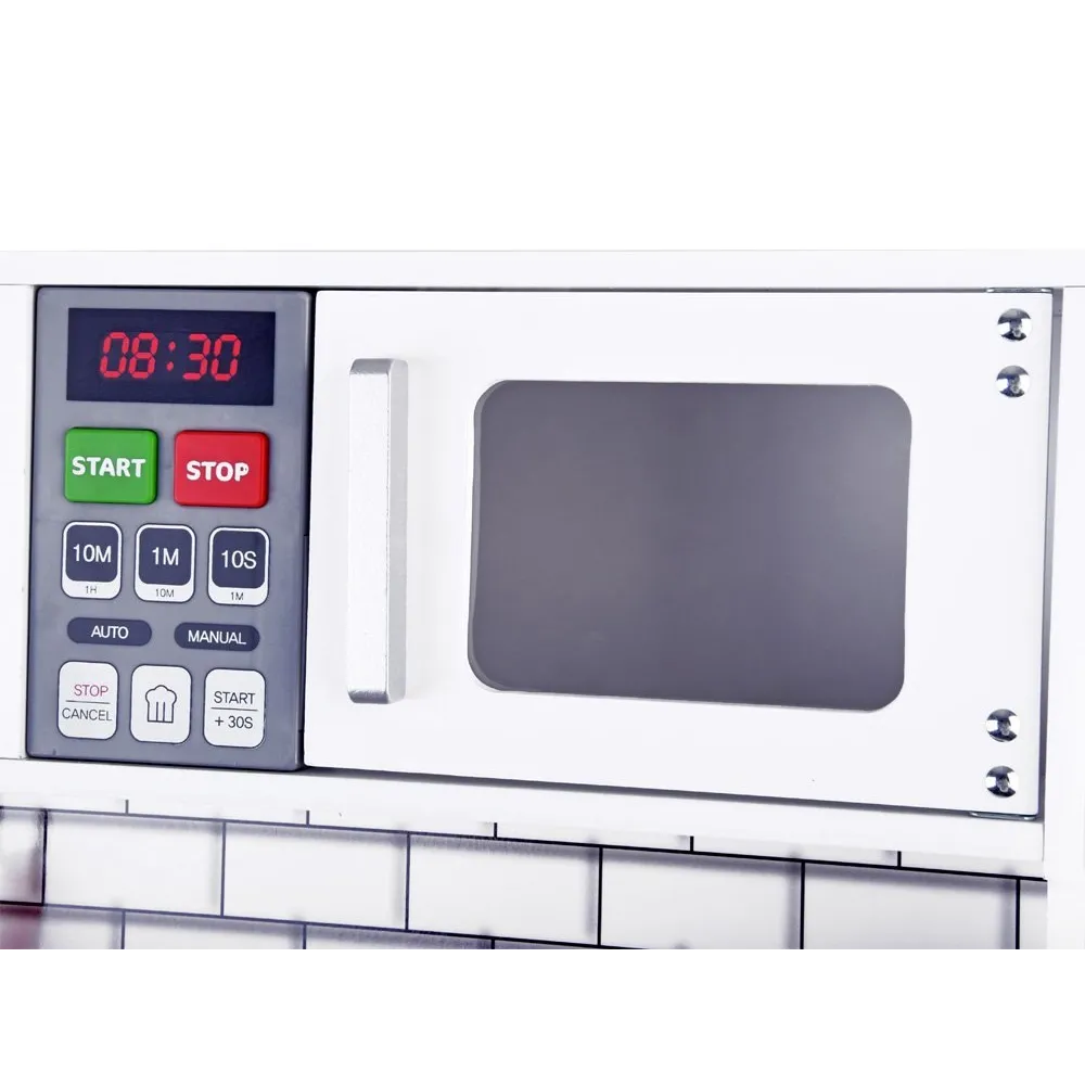 lodówka z kostkarką do lodu jako część wyposażenia kuchni dziecięcej