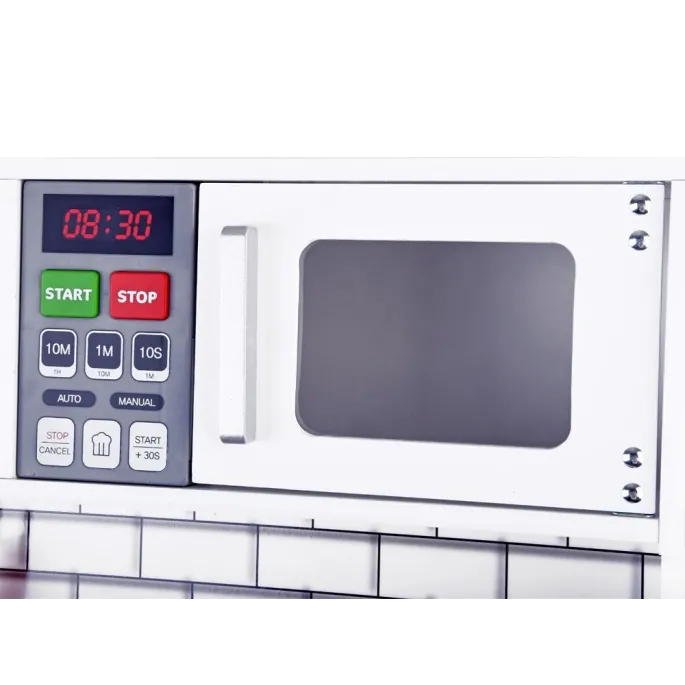 lodówka z kostkarką do lodu jako część wyposażenia kuchni dziecięcej