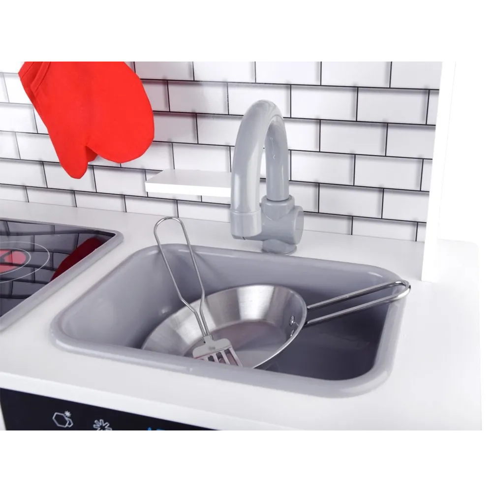 dziecięca kuchnia z zlewozmywakiem i kranem