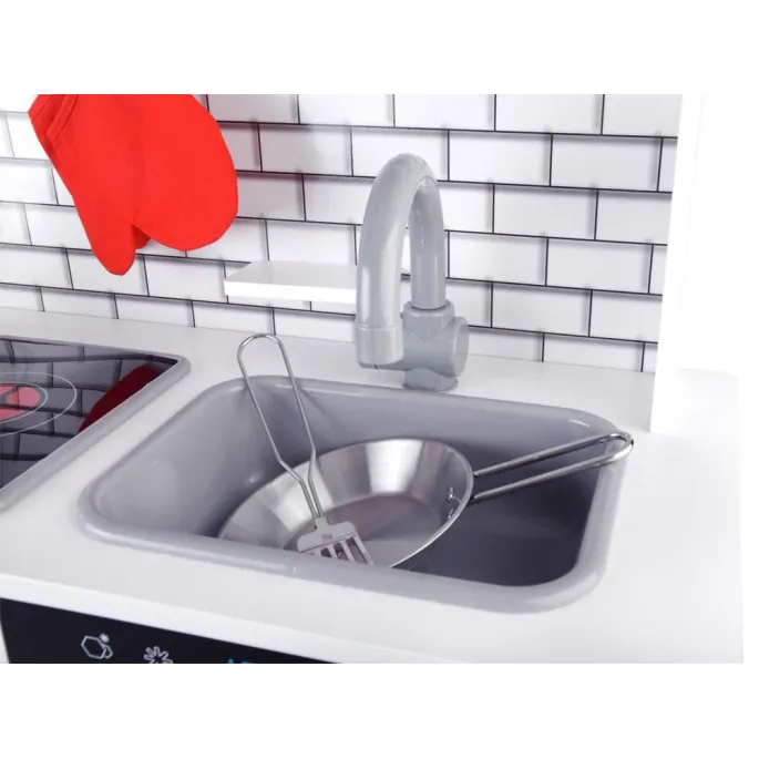 dziecięca kuchnia z zlewozmywakiem i kranem