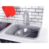 dziecięca kuchnia z zlewozmywakiem i kranem