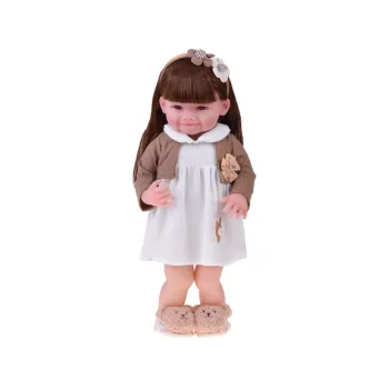 zbliżenie na radosną twarz lalki z dołeczkami i brązowymi oczami