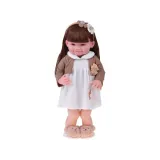 zbliżenie na radosną twarz lalki z dołeczkami i brązowymi oczami