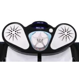 Dziecko grające stopami na dużej macie muzycznej w formie keyboardu