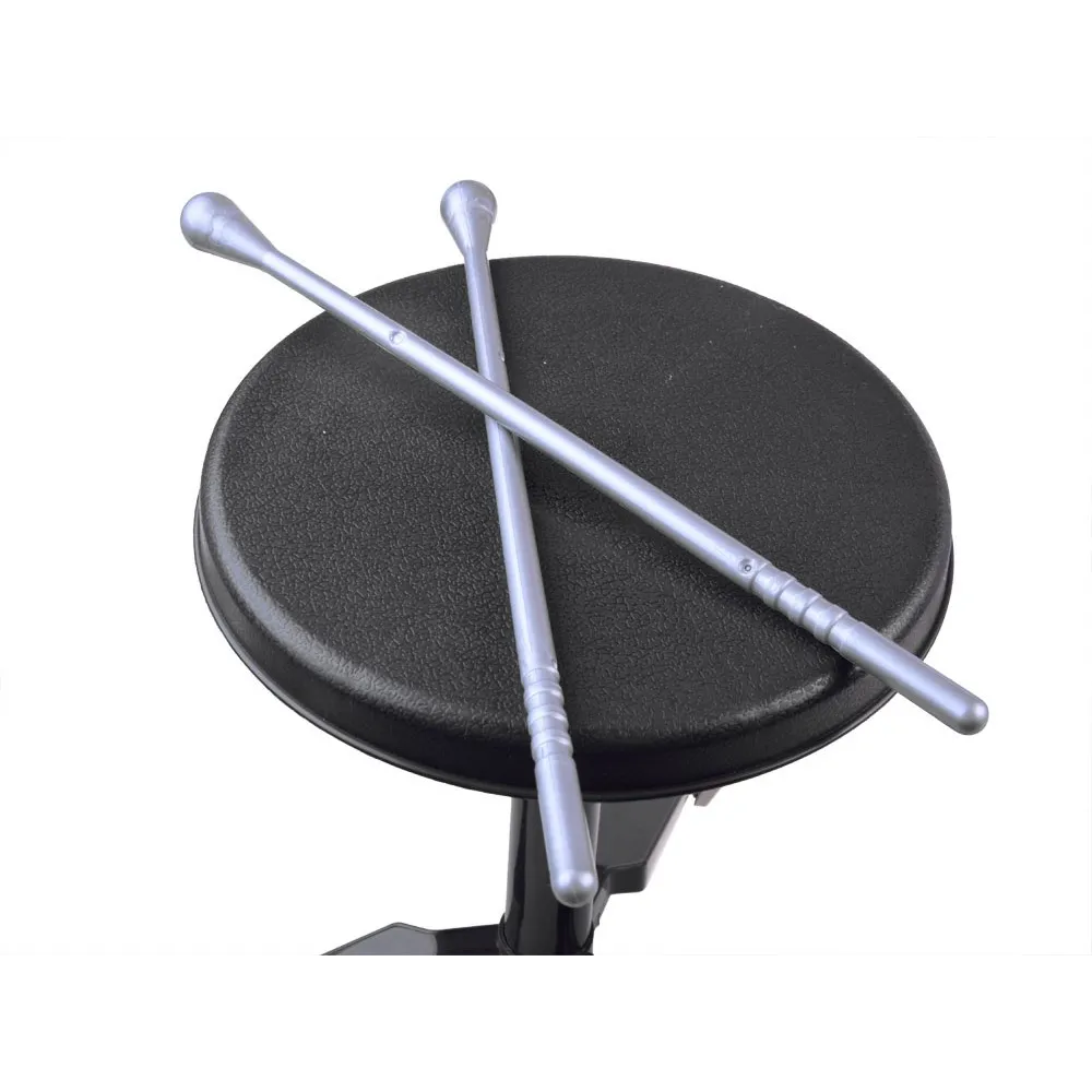 Zbliżenie na komplet bębnów i talerz wykonany z aluminium