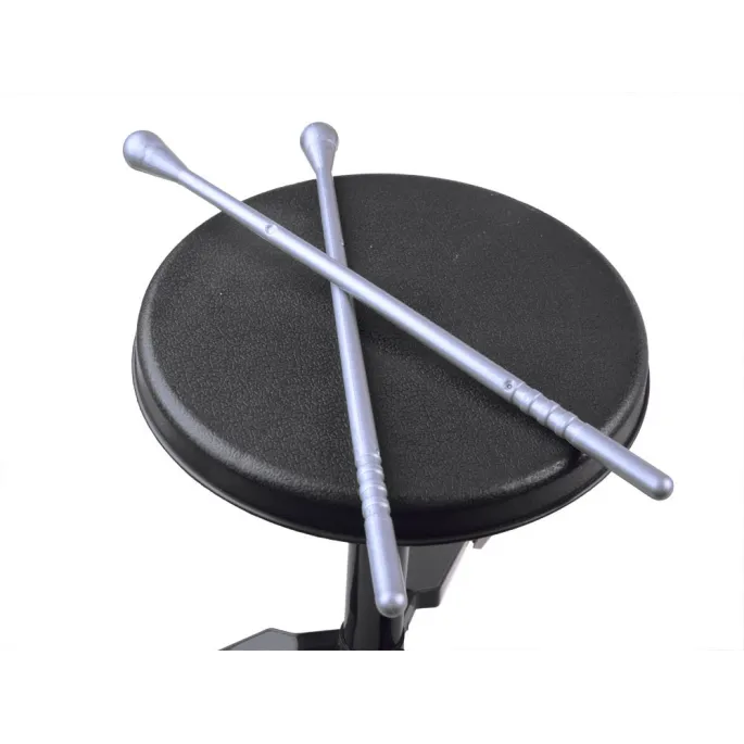 Zbliżenie na komplet bębnów i talerz wykonany z aluminium