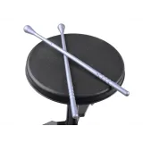 Zbliżenie na komplet bębnów i talerz wykonany z aluminium