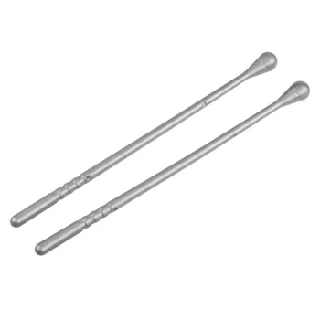 Detal białych membran bębnów oraz aluminiowego talerza w perkusji