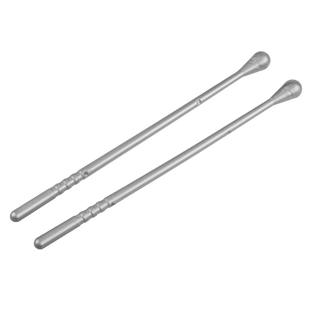 Detal białych membran bębnów oraz aluminiowego talerza w perkusji