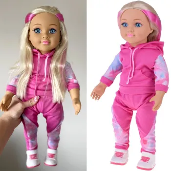 duża lalka sportowa 48 cm w różowym dresie siedząca na białym tle