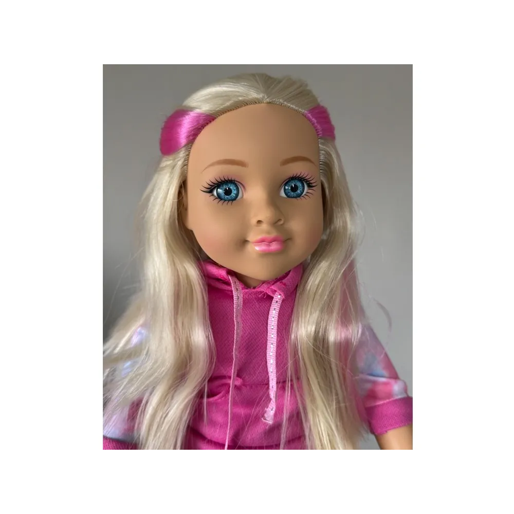 zbliżenie na twarz lalki z blond włosami i niebieskimi oczami