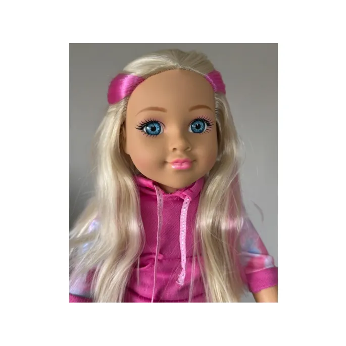 zbliżenie na twarz lalki z blond włosami i niebieskimi oczami