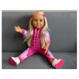 lalka w pastelowym dresie i sportowych butach pokazana w pozycji stojącej