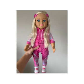 sportowa lalka z miękkim tułowiem trzymana w dziecięcych dłoniach