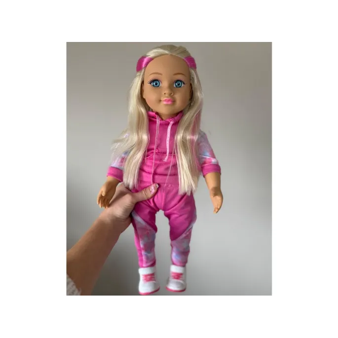 sportowa lalka z miękkim tułowiem trzymana w dziecięcych dłoniach