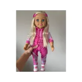 sportowa lalka z miękkim tułowiem trzymana w dziecięcych dłoniach