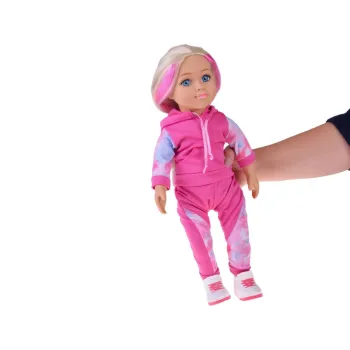 duża lalka w sportowym stroju prezentowana podczas kreatywnej zabawy