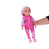 duża lalka w sportowym stroju prezentowana podczas kreatywnej zabawy