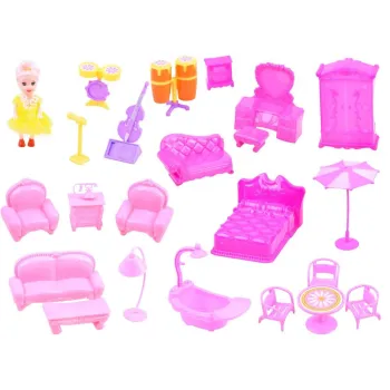 lalka w eleganckiej sukni stojąca przed domem dla lalek