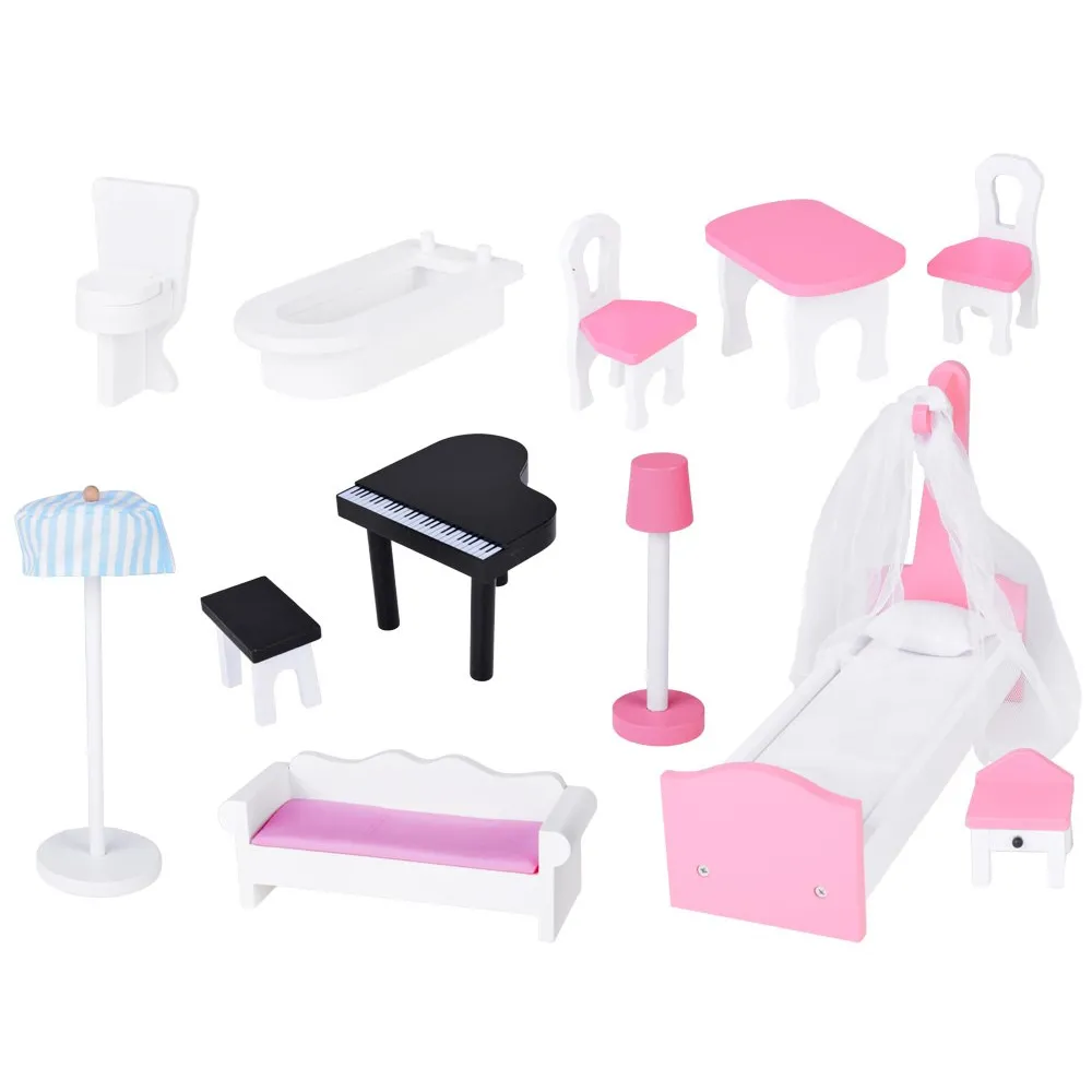 pokój dzienny domku z kanapą i fortepianem w pastelowych barwach