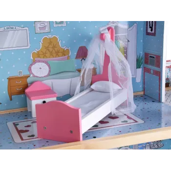 widok na sypialnię z łóżkiem z baldachimem i balkonem