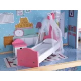 widok na sypialnię z łóżkiem z baldachimem i balkonem