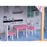 detal schodów i lampy stojącej w pastelowym domku dla lalek