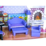 pokój dzienny z kompletem mebli i schodami w domku dla lalek