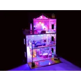 przestronny ogród z basenem i grillem przy domku dla lalek