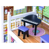 zapakowany domek z elementami montażowymi widoczny w kartonie