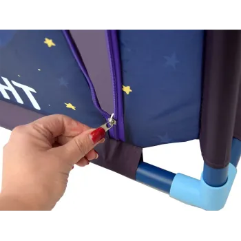 lekka konstrukcja kojca z widocznymi kieszonkami w ściankach