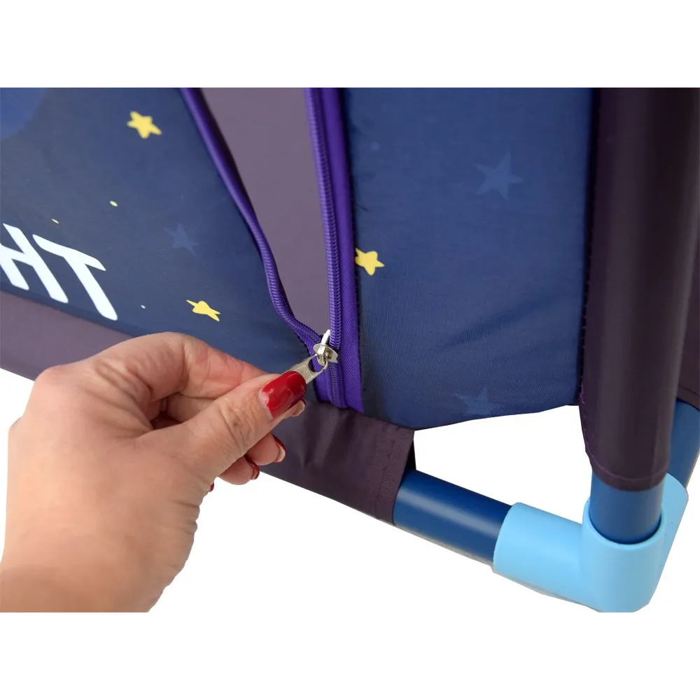 lekka konstrukcja kojca z widocznymi kieszonkami w ściankach