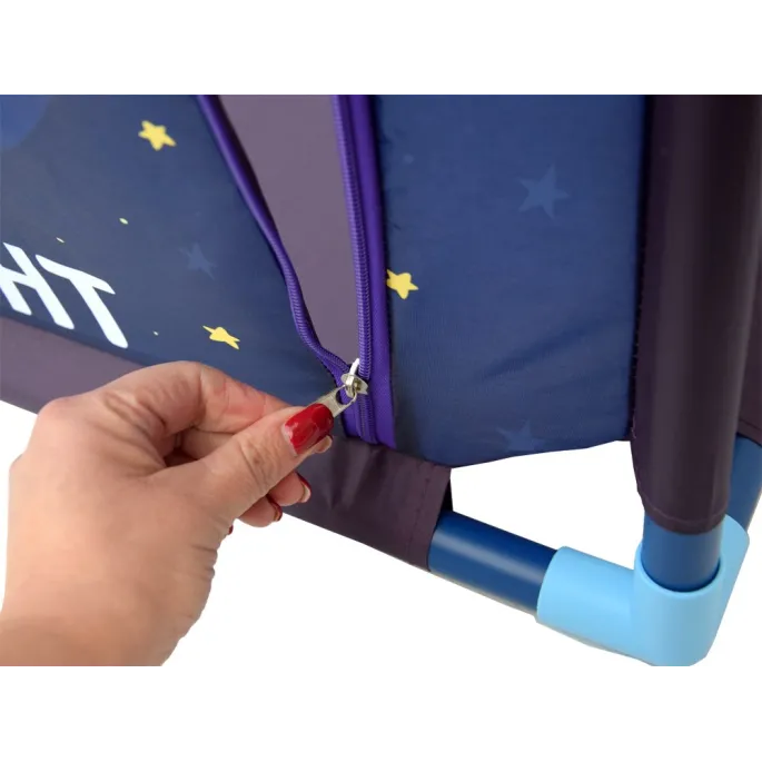 lekka konstrukcja kojca z widocznymi kieszonkami w ściankach