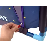 lekka konstrukcja kojca z widocznymi kieszonkami w ściankach