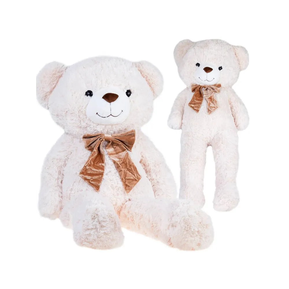 Duży miś pluszowy BEN 110 cm w jasnym kolorze na tle białej ściany