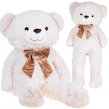 Duży miś pluszowy BEN 110 cm w jasnym kolorze na tle białej ściany