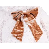 Ben, duży pluszak, siedzący na łóżku dziecięcym