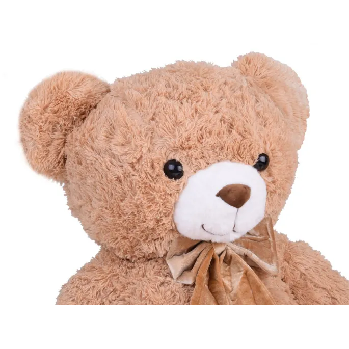 miś pluszowy benek prezentujący miękką gęstą fakturę futerka