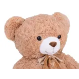 miś pluszowy benek prezentujący miękką gęstą fakturę futerka