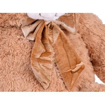 duży pluszak benek siedzący w pokoju dziecięcym