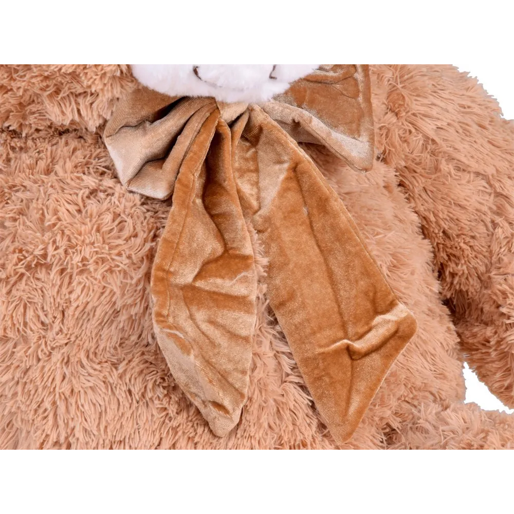 duży pluszak benek siedzący w pokoju dziecięcym