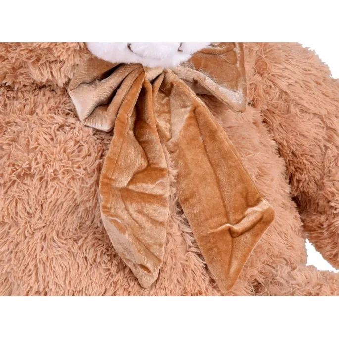 duży pluszak benek siedzący w pokoju dziecięcym