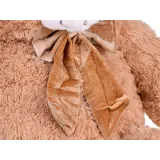 duży pluszak benek siedzący w pokoju dziecięcym