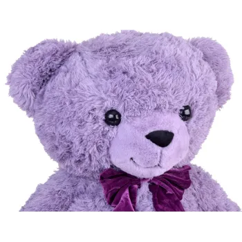 pluszowy miś benia leżący na kanapie, pokazujący miękkie futerko