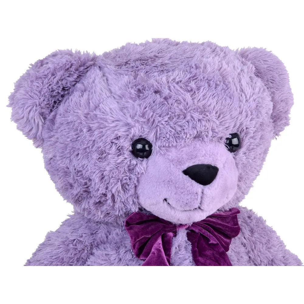 pluszowy miś benia leżący na kanapie, pokazujący miękkie futerko