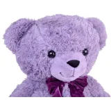 pluszowy miś benia leżący na kanapie, pokazujący miękkie futerko